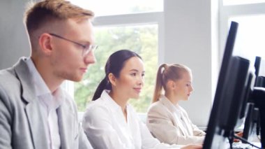 Çeşitli profesyonel ekipler e-posta destek merkezinde çalışıyor. Satış müdürlerinin çalıştığı gün. İş kavramı, danışmanlık ve e-posta yoluyla sorun çözme.