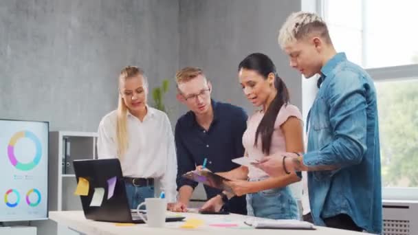 Timelapse de jeunes et confiants startupers. Une équipe de personnes travaille à la table du bureau, discutant de la stratégie de l'entreprise. Concept d'entreprise, d'innovation, de réflexion et de travail d'équipe. — Video