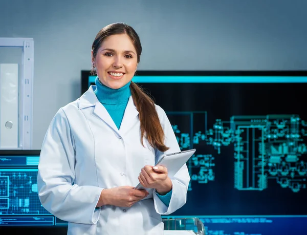 Arbetsplats för ung kvinna i modernt mikroelektroniktillverkningslabb. Ingenjör arbetar i ett modernt vetenskapligt laboratorium med datorsystem och mikroprocessorer. — Stockfoto