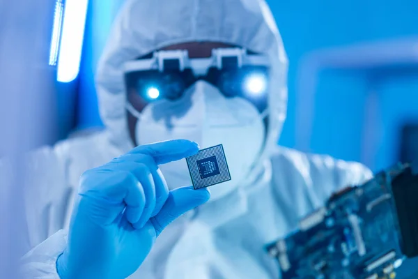 African-American scientist works in a modern scientific laboratory for the research and development of microelectronics and processors. Manufacturing worker uses computer technology and equipment. — Stock Photo, Image