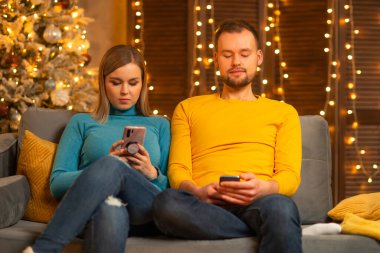 Genç ve sevgi dolu bir çift Noel 'i evde kutluyor. Genç adam ve çekici kız arkadaşı bir Noel ağacıyla evin içinde..