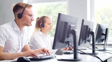 Profesyonellerden oluşan çeşitli ekipler telefon destek ofisinde çalışıyor. Çağrı merkezinde satış müdürlerinin çalışma günü. İş kavramı, telefon danışmanlığı ve sorun çözme.