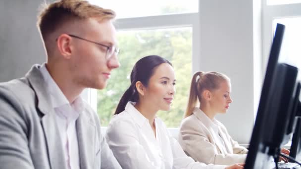 Olika team av proffs arbetar i e-post supportcenter. Arbetsdag för försäljningschefer på kontoret. Begreppet företag, rådgivning och problemlösning via e-post. — Stockvideo