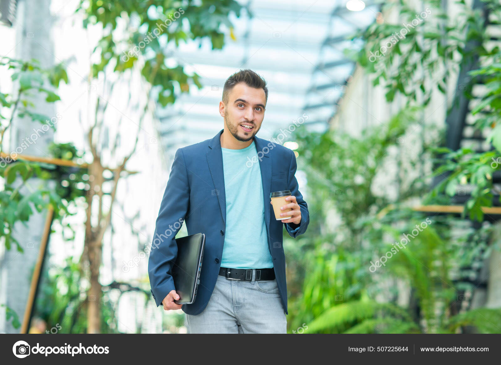 Un joven empresario exitoso está caminando por la calle. Un hombre con ropa  casual. Negocios, freelance y trabajo remoto. — Foto de stock #507225644 ©  shmeljov, image size:1600x1167
