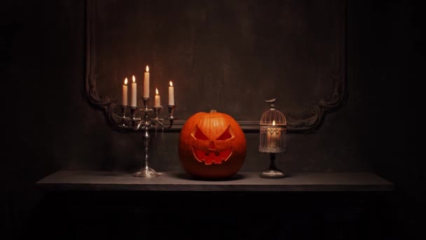 Calabaza riéndose de miedo y viejo cráneo en la antigua chimenea gótica. Halloween, brujería y magia. — Vídeo de stock