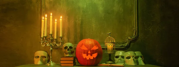 Gruselig lachender Kürbis und alter Totenkopf auf altem gotischen Kamin. Halloween, Hexerei und Magie. — Stockfoto