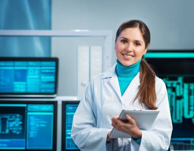 Modern mikro elektronik imalat laboratuvarında çalışan genç bir kadının işyeri. Mühendis, bilgisayar sistemleri ve mikroişlemciler üzerine modern bir bilim laboratuvarında çalışıyor. Gelecekçi kavram.