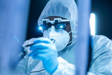 Profesyonel Afro-Amerikan bilim adamı, mikro elektronik ve işlemcilerin araştırılması ve geliştirilmesi için modern bir bilim laboratuvarında çalışıyor. Mikroişlemci imalat işçisi bilgisayar teknolojisi ve ekipmanı kullanıyor.