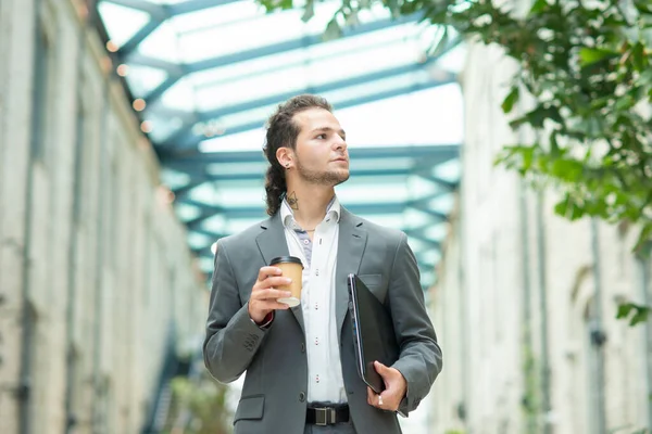 Jovem Empresário Sucesso Está Andando Pela Rua Homem Fato Casual — Fotografia de Stock