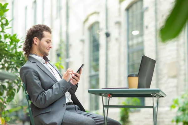 Der Junge Erfolgreiche Kaukasische Geschäftsmann Arbeitet Einem Café Freien Computer — Stockfoto