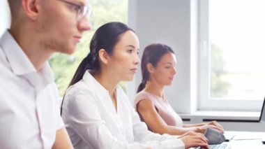 Çeşitli profesyonel ekipler e-posta destek merkezinde çalışıyor. Satış müdürlerinin çalıştığı gün. İş kavramı, danışmanlık ve e-posta yoluyla sorun çözme.