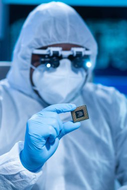 Afrikalı-Amerikalı bilim adamı, mikro elektronik ve işlemcilerin araştırılması ve geliştirilmesi için modern bir bilim laboratuvarında çalışıyor. Üretim işçisi bilgisayar teknolojisi ve ekipmanı kullanıyor.