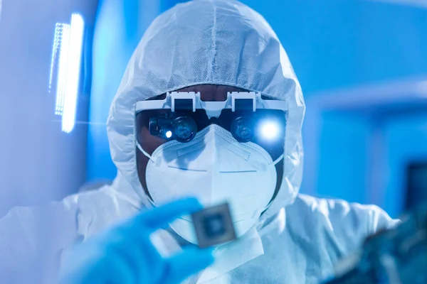 African-American scientist works in a modern scientific laboratory for the research and development of microelectronics and processors. Manufacturing worker uses computer technology and equipment. — Stock Photo, Image