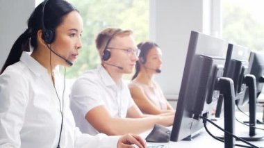 Profesyonellerden oluşan çeşitli ekipler telefon destek ofisinde çalışıyor. Çağrı merkezinde satış müdürlerinin çalışma günü. İş kavramı, telefon danışmanlığı ve sorun çözme.
