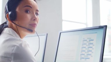Profesyonellerden oluşan çeşitli ekipler telefon destek ofisinde çalışıyor. Çağrı merkezinde satış müdürlerinin çalışma günü. İş kavramı, telefon danışmanlığı ve sorun çözme.