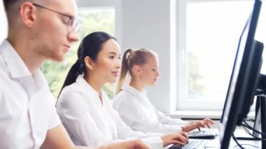 Çeşitli profesyonel ekipler e-posta destek merkezinde çalışıyor. Satış müdürlerinin çalıştığı gün. İş kavramı, danışmanlık ve e-posta yoluyla sorun çözme.