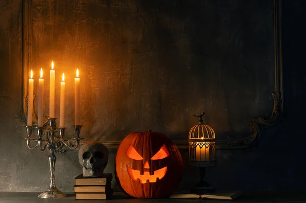 Calabaza riéndose de miedo y viejo cráneo en la antigua chimenea gótica. Halloween, brujería y magia. —  Fotos de Stock