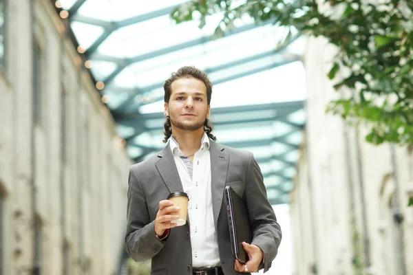Un jeune homme d'affaires prospère marche dans la rue. Homme en tenue décontractée. Entreprises, freelance et télétravail. — Photo