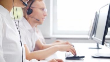 Profesyonellerden oluşan çeşitli ekipler telefon destek ofisinde çalışıyor. Çağrı merkezinde satış müdürlerinin çalışma günü. İş kavramı, telefon danışmanlığı ve sorun çözme.