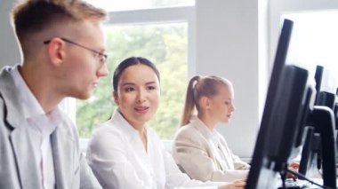 Çeşitli profesyonel ekipler e-posta destek merkezinde çalışıyor. Satış müdürlerinin çalıştığı gün. İş kavramı, danışmanlık ve e-posta yoluyla sorun çözme.