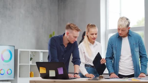 Ein Team junger Start-ups sitzt am Tisch im Büro und diskutiert die Strategie und den Entwicklungsplan des Unternehmens. Business, Innovation, Brainstorming und Teamwork-Konzept. — Stockvideo