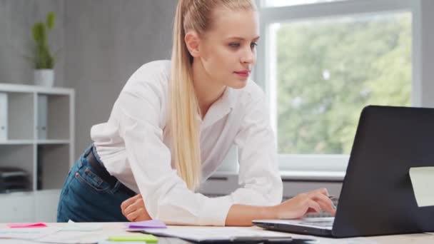 Lieu de travail d'une travailleuse indépendante ou d'une étudiante au bureau à domicile. Jeune femme travaille à l'aide d'un ordinateur et d'autres appareils. Concept d'emploi à distance. — Video