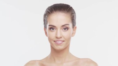 Genç, çekici ve sağlıklı bir kadının güzel portresi. Beyaz arka planda esmer bir kız. Doğal kadın yüzü..