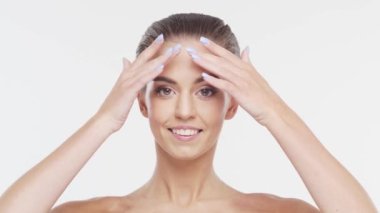 Genç, çekici ve sağlıklı bir kadının güzel portresi. Beyaz arka planda esmer bir kız. Doğal kadın yüzü..