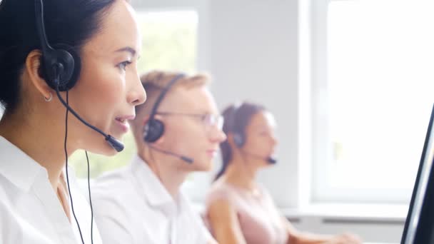 Diverse team af fagfolk arbejder i telefon support kontor. Arbejdsdag for salgschefer i call center. Erhvervskoncept, telefonrådgivning og problemløsning. – Stock-video