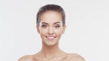 Genç, çekici ve sağlıklı bir kadının güzel portresi. Esmer kız beyaz arka planda öpüşüyor. Doğal kadın yüzü..