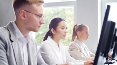 Çeşitli profesyonel ekipler e-posta destek merkezinde çalışıyor. Satış müdürlerinin çalıştığı gün. İş kavramı, danışmanlık ve e-posta yoluyla sorun çözme.