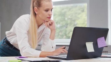 Serbest çalışan bir işçinin ya da öğrenci bir kızın çalıştığı yer. Genç kadın bilgisayar ve diğer cihazları kullanarak çalışıyor. Uzak görev konsepti.