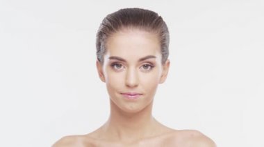 Genç, çekici ve sağlıklı bir kadının güzel portresi. Beyaz arka planda esmer bir kız. Doğal kadın yüzü..