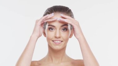 Genç, çekici ve sağlıklı bir kadının güzel portresi. Beyaz arka planda esmer bir kız. Doğal kadın yüzü..