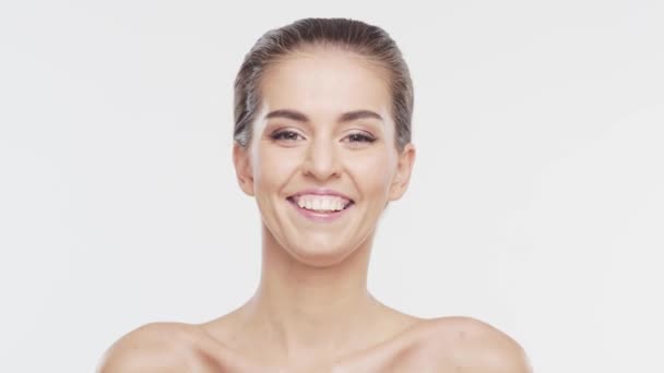 Retrato de belleza de mujer joven, atractiva y saludable. Chica morena se ríe sobre fondo blanco. Rostro femenino natural. — Vídeos de Stock