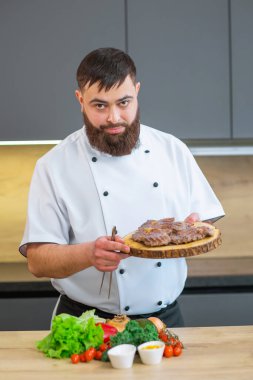 Adam evde et bifteği hazırlıyor. Sağlıklı ve lezzetli yemekler pişirmek..