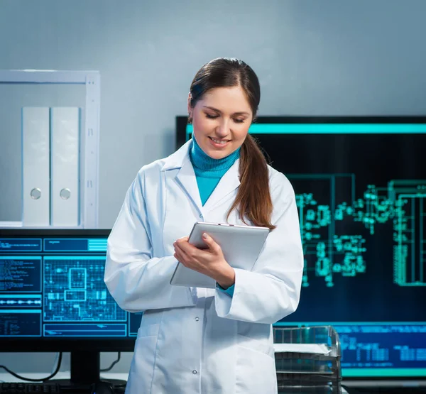 Arbeitsplatz einer jungen Frau im Labor für moderne Mikroelektronik. Ingenieur arbeitet in einem modernen wissenschaftlichen Labor an Computersystemen und Mikroprozessoren. — Stockfoto