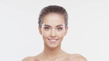 Genç, çekici ve sağlıklı bir kadının güzel portresi. Beyaz arka planda esmer bir kız. Doğal kadın yüzü..