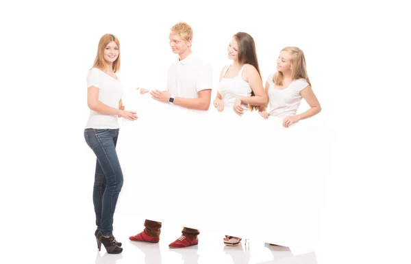 Grupa nastolatków z biały billboard — Zdjęcie stockowe