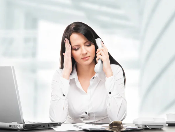 Mujer de negocios joven y atractiva trabajando — Foto de Stock