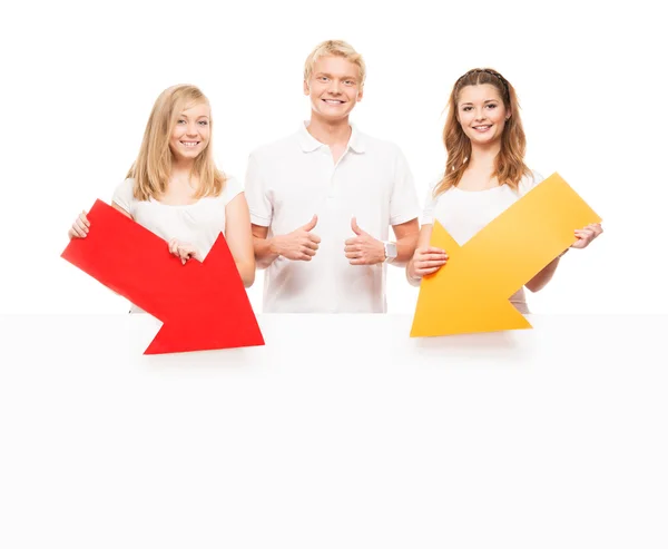 Grupo de adolescentes com outdoor branco — Fotografia de Stock