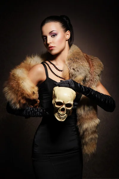 Rich and beautiful woman with scull — Stock Photo, Image