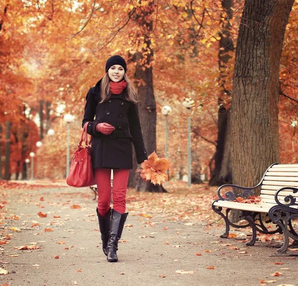 Mooi meisje lopen in herfst park — Stockfoto