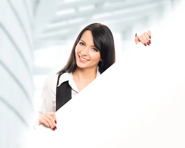 Mulher de negócios bonita com banner em branco — Fotografia de Stock