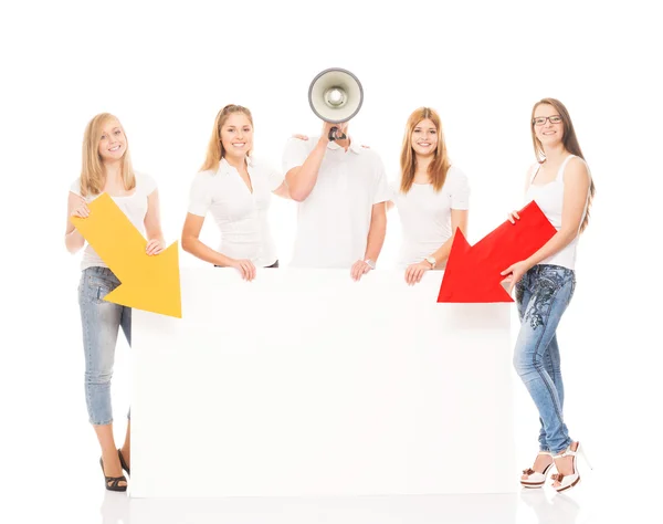 Gruppe von Jugendlichen mit weißer Plakatwand — Stockfoto