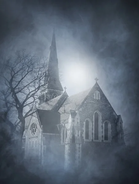 Halloween achtergrond met oude kerk — Stockfoto