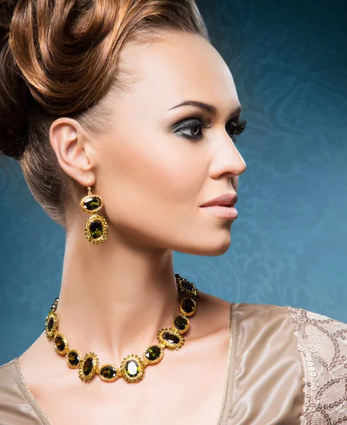 Jonge mooie rijke vrouw in juwelen — Stockfoto