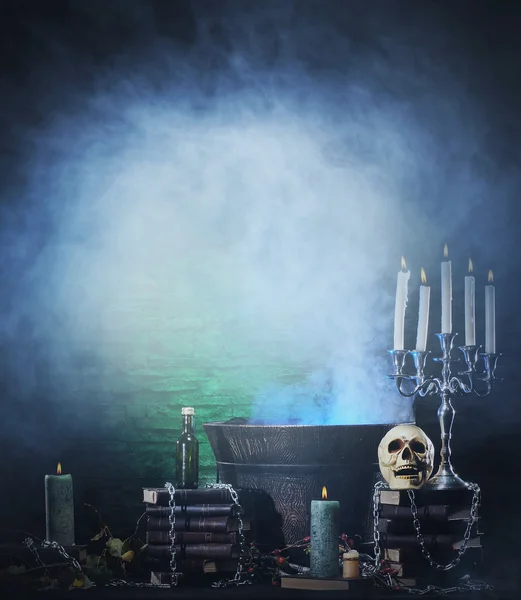 Halloween Hintergrund mit verschiedenen Hexereiwerkzeugen — Stockfoto