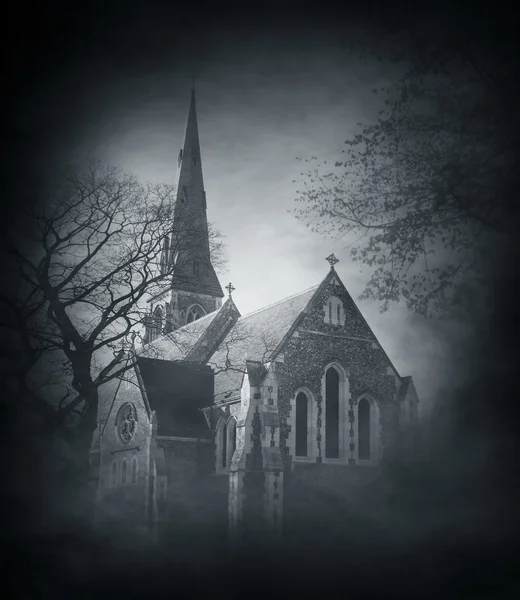 Halloween-Hintergrund mit alter Kirche — Stockfoto