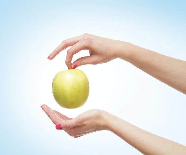 Piękne kobiece dłonie z jabłkiem — Zdjęcie stockowe